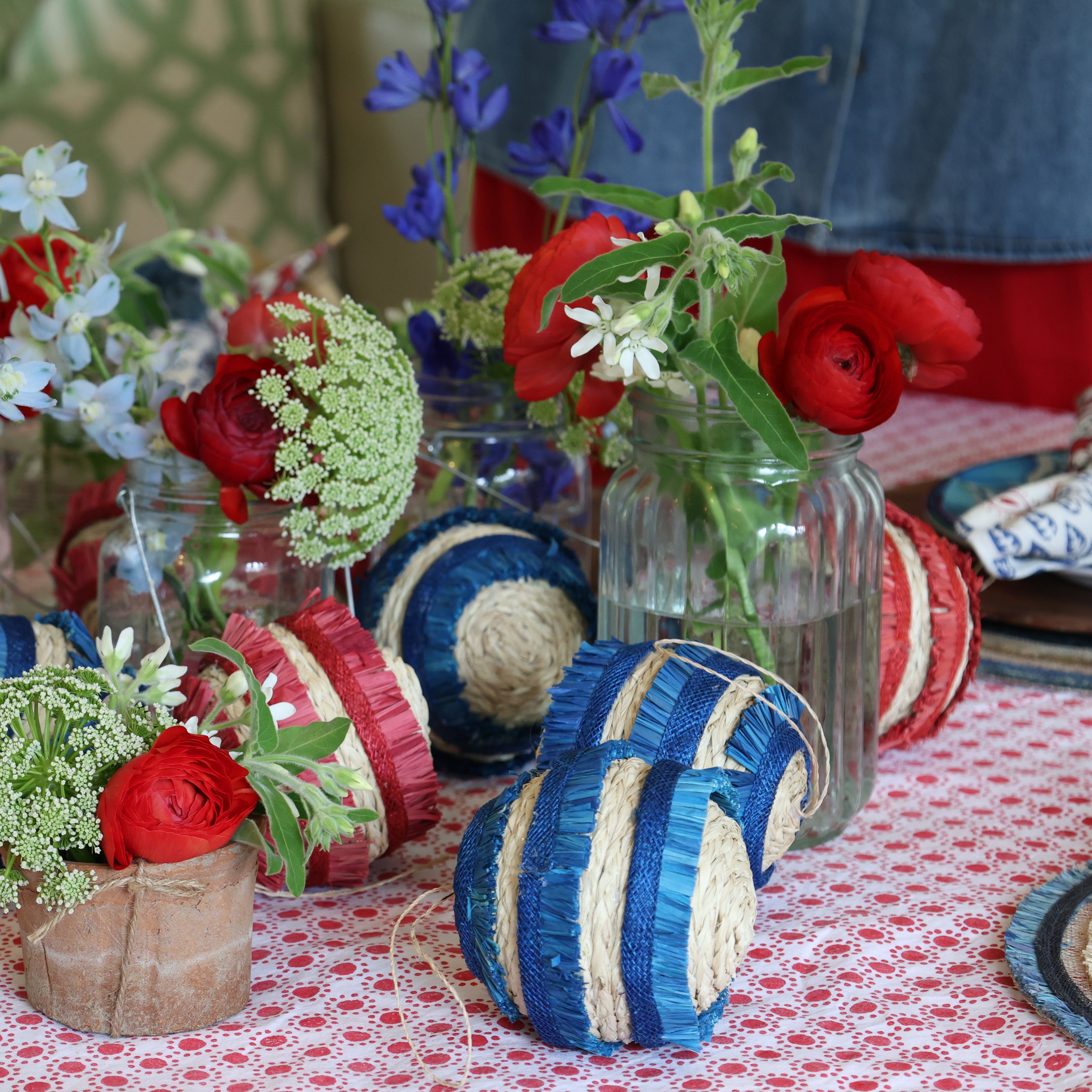 Ruffle straw balls, set of four, blue