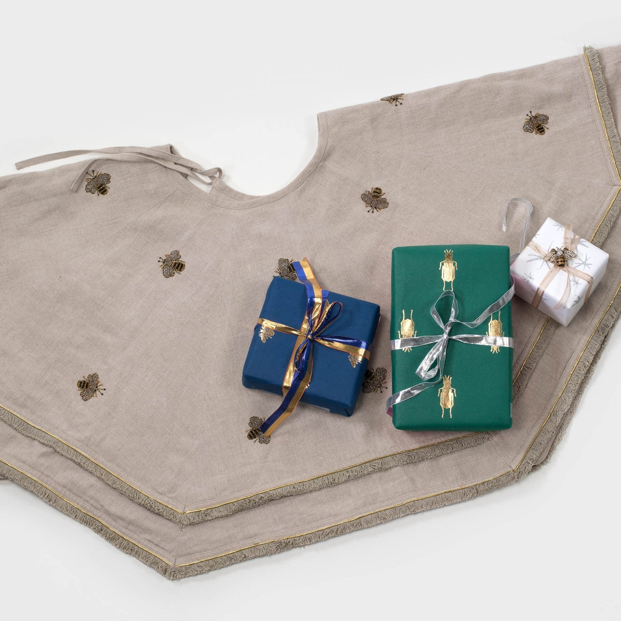 Stripey bee tree skirt